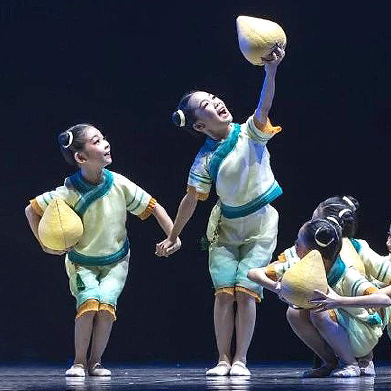 小荷风采童年的柚子灯儿童演出服女童田野道具秧歌民族舞蹈表演服