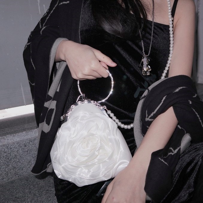 Rose。白玫瑰白纱立体花朵镶水钻手拿手提包女礼服ins珍珠网红包