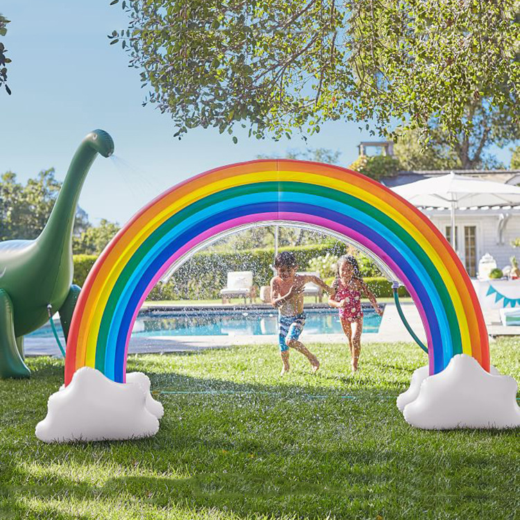 充气喷水彩虹云朵PVC充气彩虹桥玩具草地喷水pvc充气儿童戏玩具门