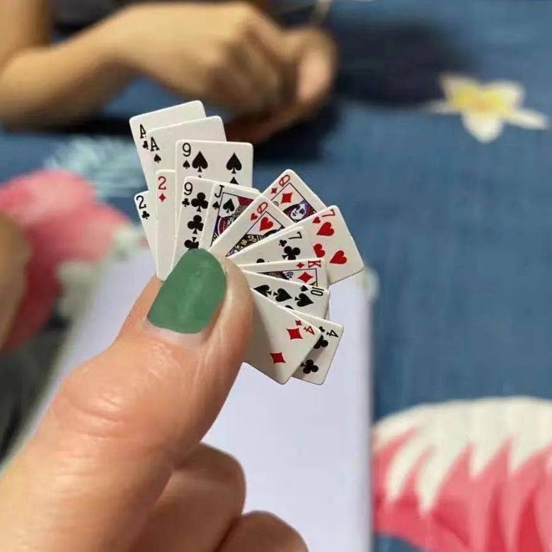迷你小扑克牌超小袖珍扑克好Q有趣可爱的旅行小扑克抖音儿童纸牌