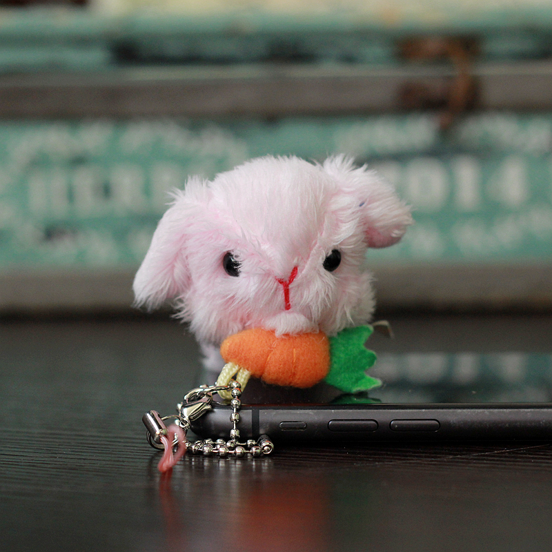 日单袖珍迷你款吃胡萝卜的小兔子公仔创意毛绒小挂件女生包包挂饰